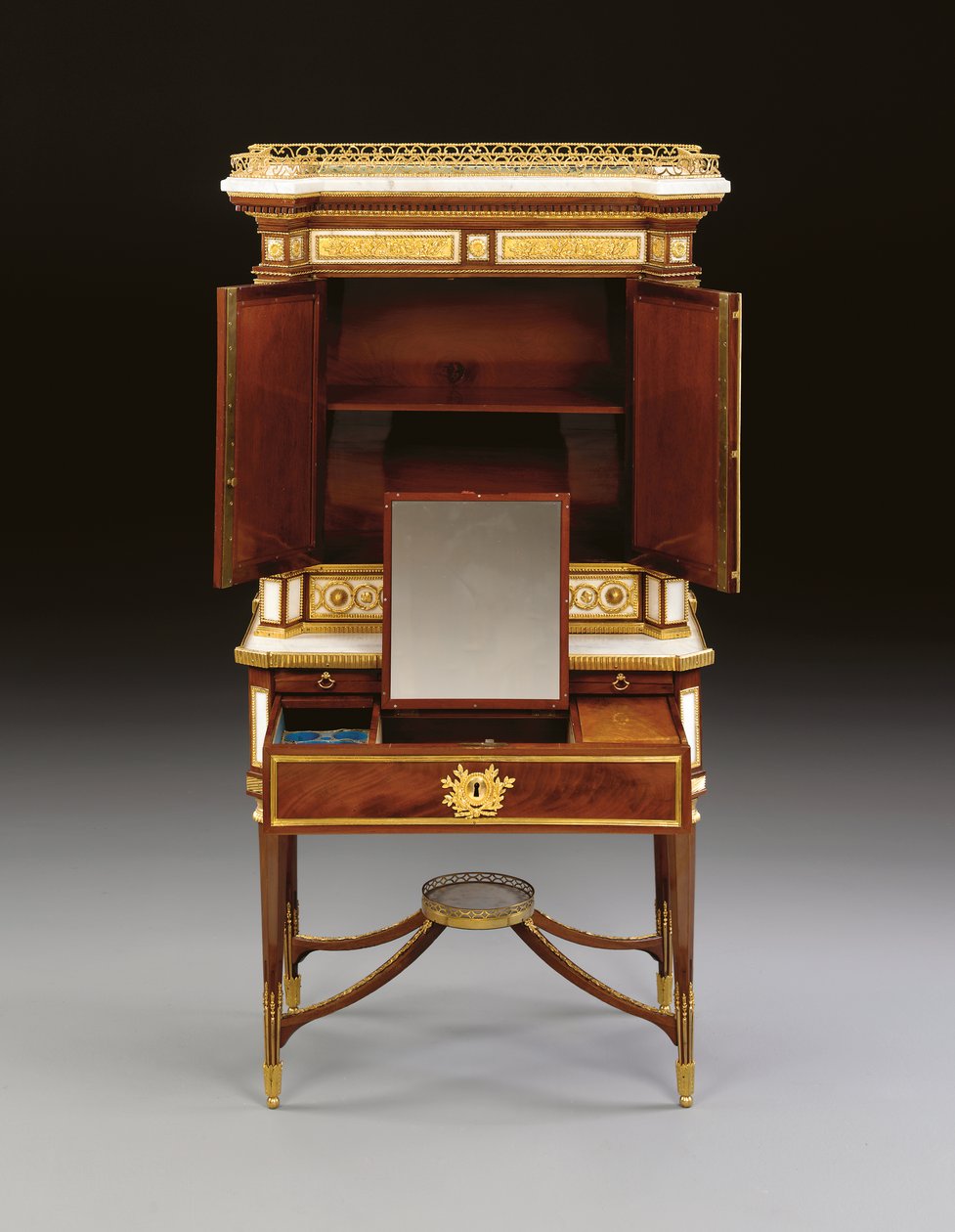 Un bonheur du jour ruso de mármol blanco y caoba con montura de ormolu, c.1790 de School Russian