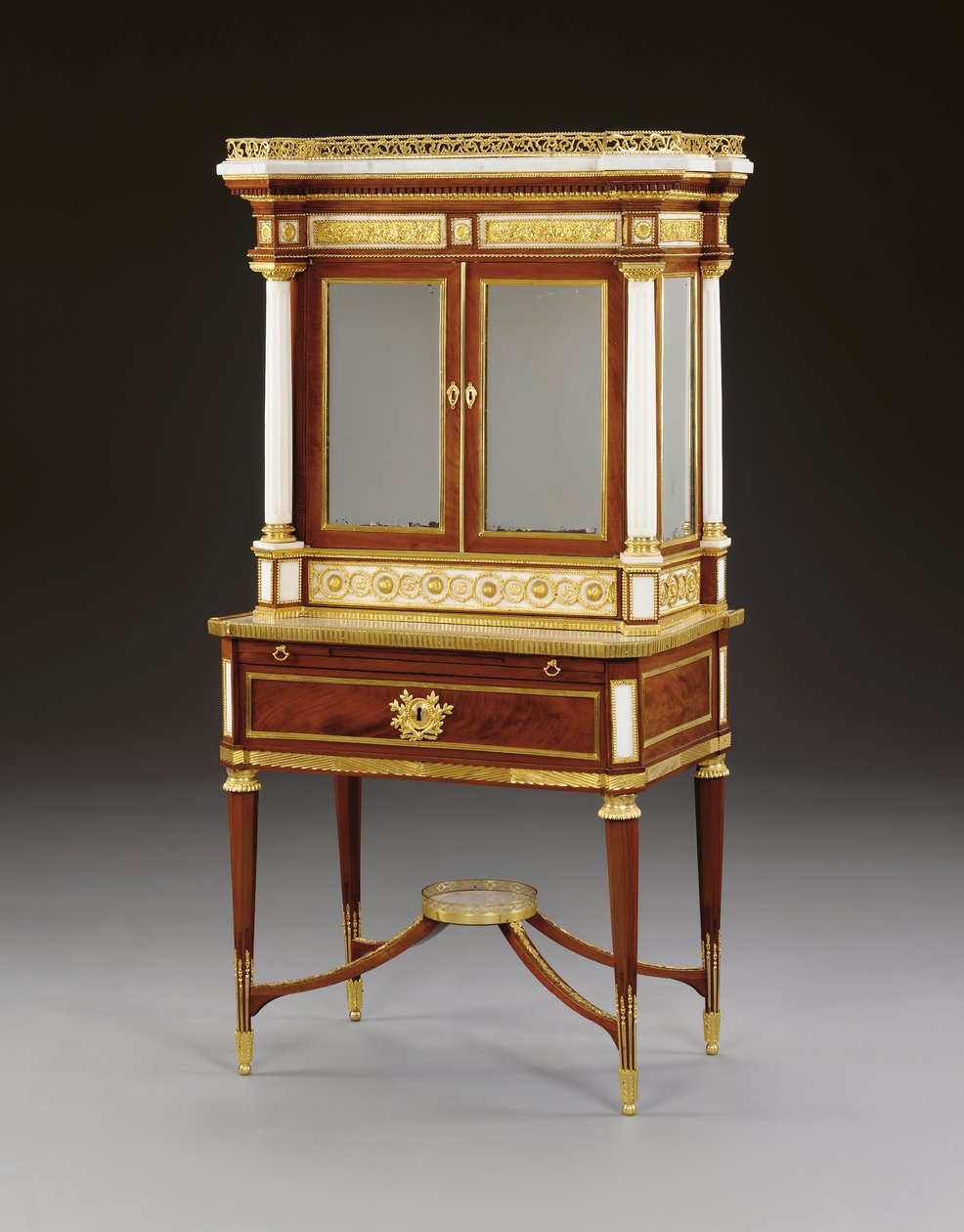 Un bonheur du jour ruso de mármol blanco con montura de ormolu y caoba, c.1790 de School Russian