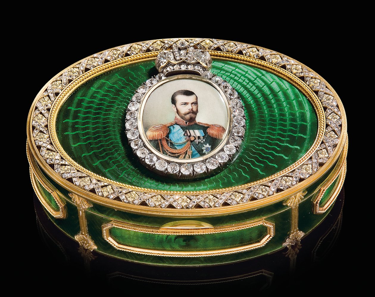 Una caja de rapé con joyas y una miniatura en acuarela del Emperador Nicolás II, c. 1890 de School Russian