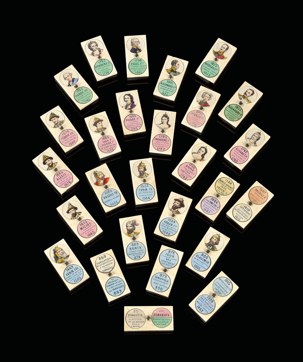 Juego de veintisiete dominós de ébano y hueso, que representan a los zares y zarinas rusos, c. 1850-1875 de School Russian