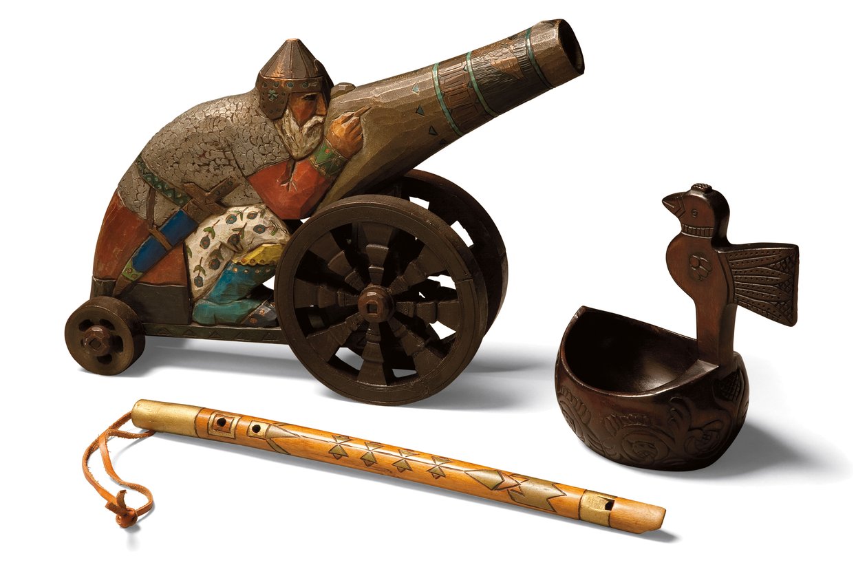 Un juguete de tilo Bogatyr, una flauta de abedul y un Kovsh de abedul, c.1900 de School Russian