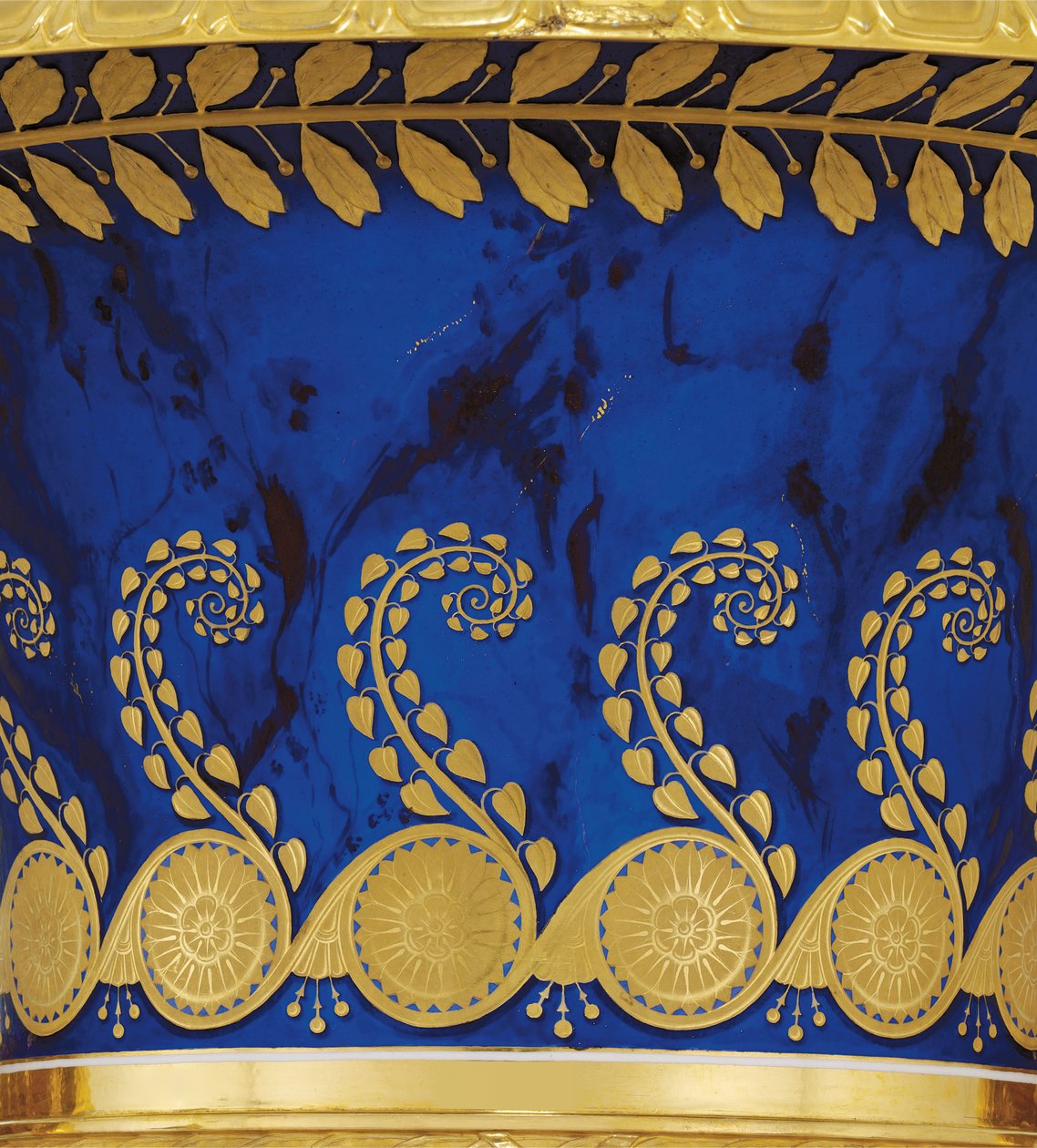 Detalle de un jarrón de porcelana con dos asas y hoja de oro hecho por la Fábrica Imperial de Porcelana en 1833 de School Russian