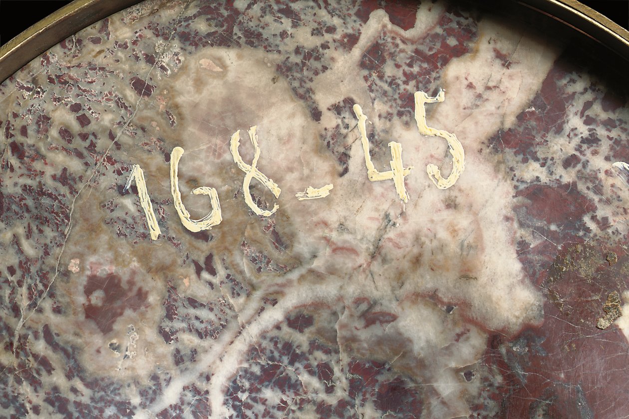 (detalle) de uno de un par de jarrones, c.1790 de School Russian