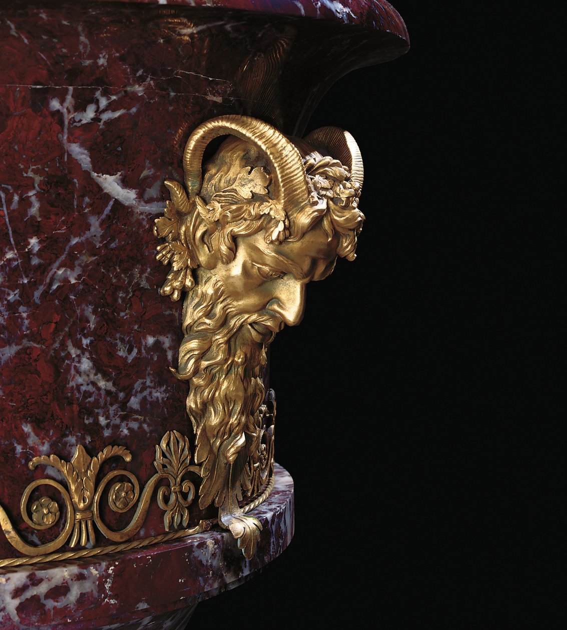 (detalle) de uno de un par de jarrones, c.1790 de School Russian