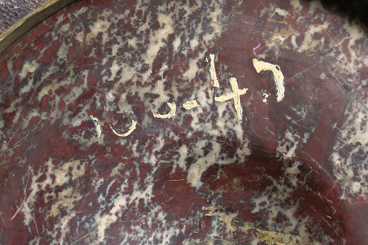 (detalle) de uno de un par de jarrones, c.1790 de School Russian