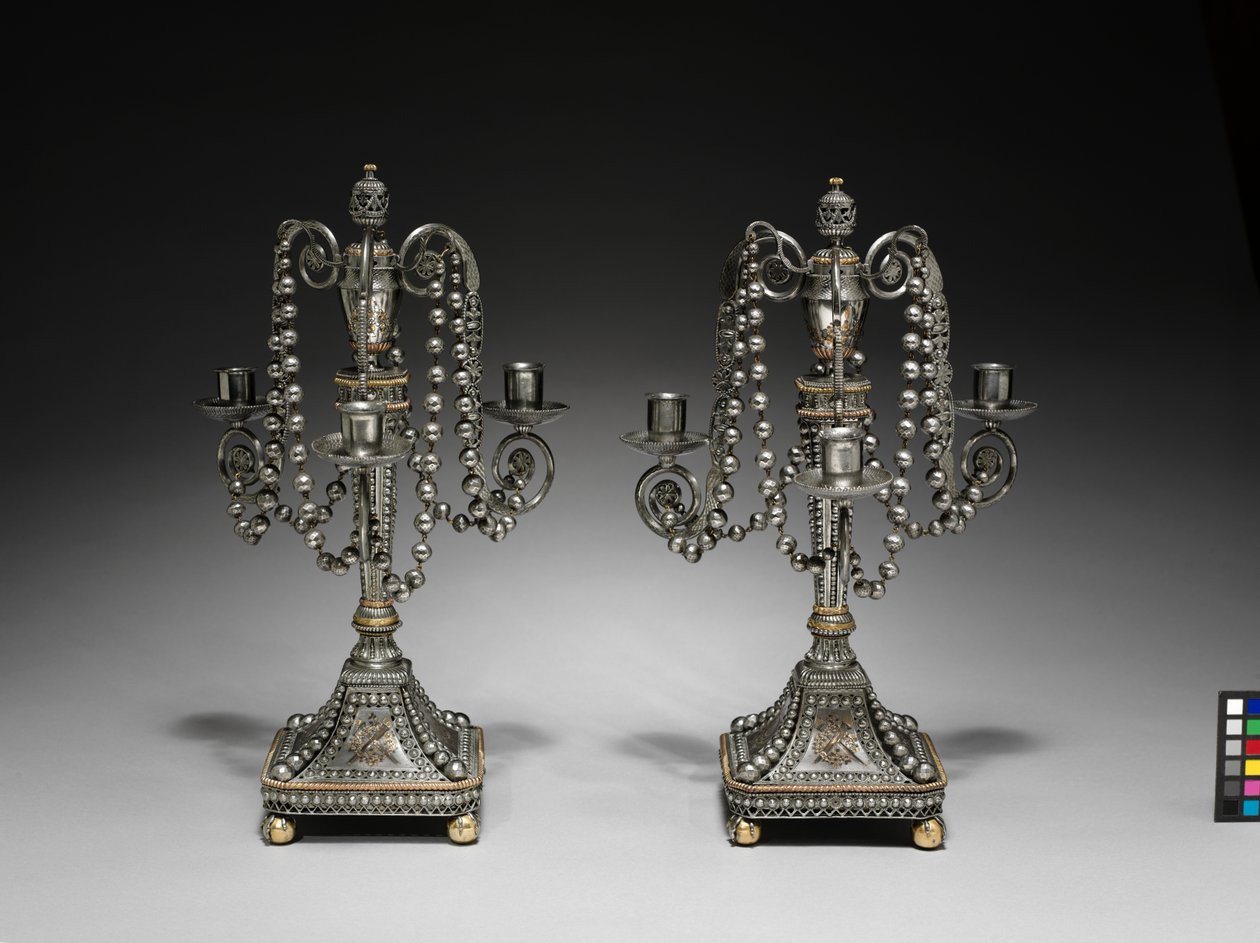 Par de candelabros, c.1790-1795 (acero cortado y pulido con decoración dorada y plateada) de School Russian