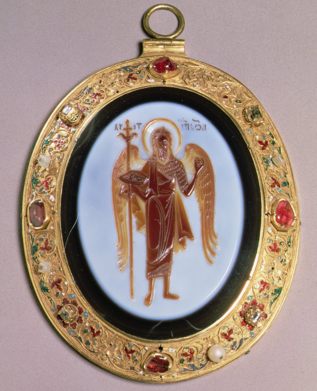 Panagia, sardónica tallada montada en oro con perlas y joyas con filigrana y decoración de esmalte, Moscú, mediados del siglo XVI de School Russian