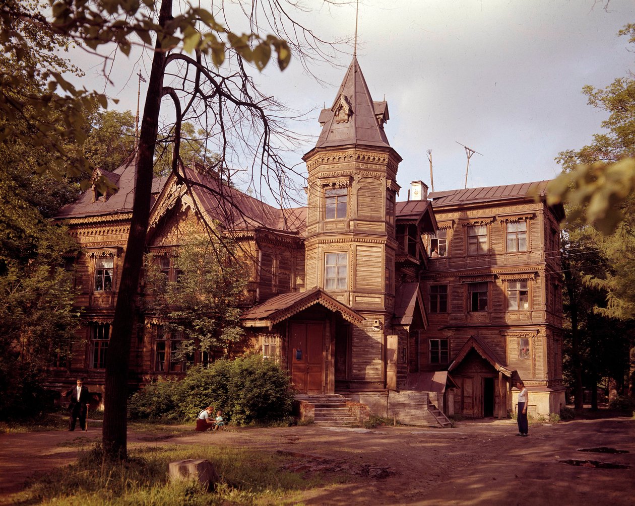 Arquitectura rusa: vista de una dacha del siglo XIX, casa de campo rusa de School Russian