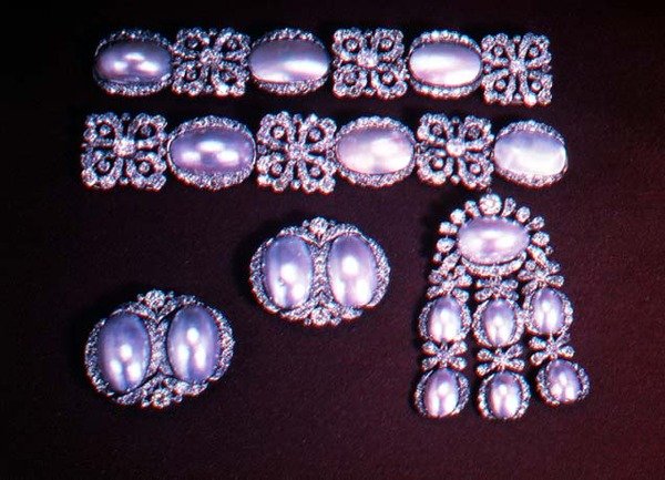 Conjunto de joyas, broche, clips para orejas y pulseras, segunda mitad del siglo XVIII (oro, diamantes y nácar) de School Russian