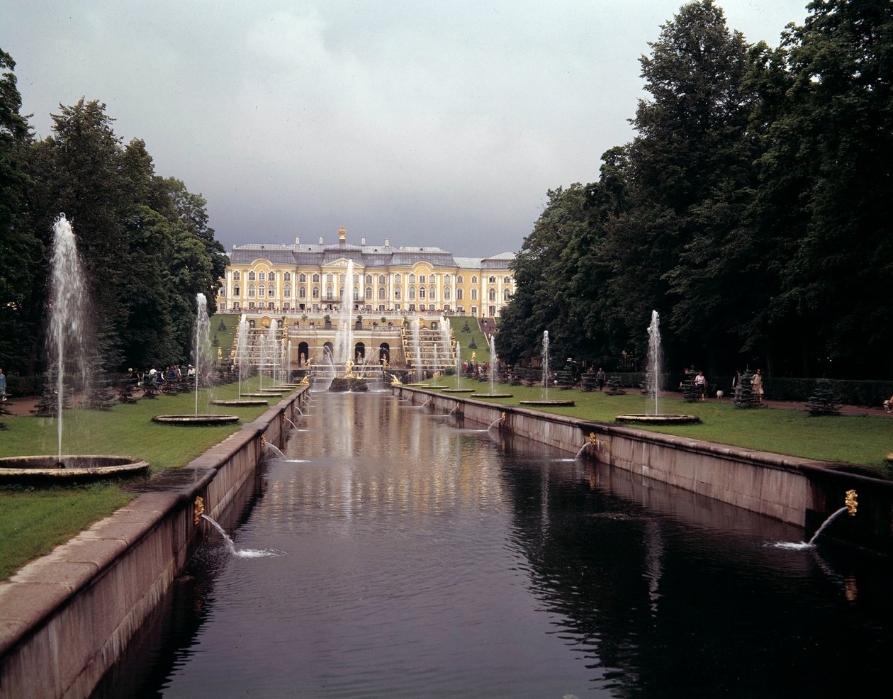 Vista de la gran cascada del castillo de Peterhof, realizada bajo Pedro el Grande cerca de San Petersburgo, Rusia de School Russian