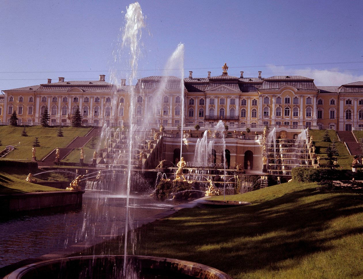 Vista de la gran cascada del castillo de Peterhof, realizada bajo Pedro el Grande cerca de San Petersburgo, Rusia de School Russian