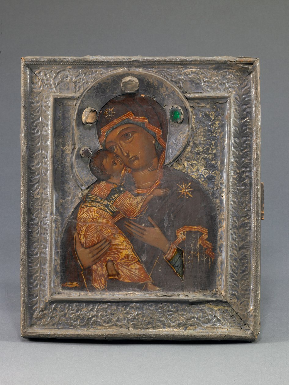 Icono de Vladimir Madre de Dios con revoque, icono de mediados del siglo XVII, borde de finales del siglo XVII, aureola del siglo XVIII (plata, aleación de metal, piedras de vidrio y temple sobre madera) de School Russian