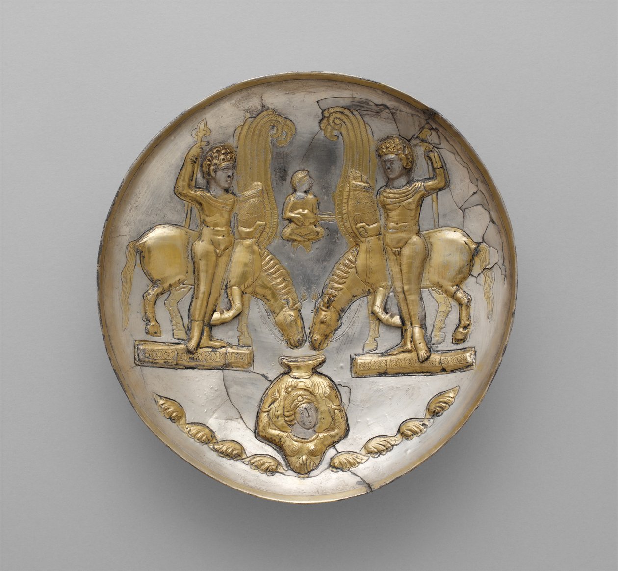Plato con jóvenes y caballos alados, c. siglo V-VI d.C. de School Sasanian