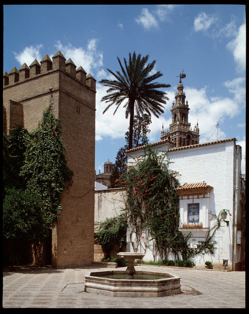 Arte almohade: vista de la Giralda, antiguo minarete convertido en campanario de School Spanish