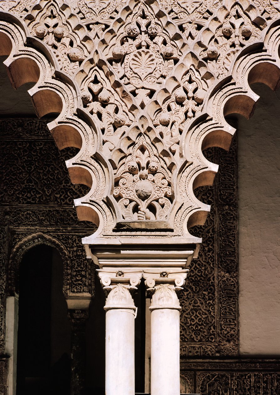 Detalle de uno de los arcos polilobulados del Patio de las Doncellas de School Spanish