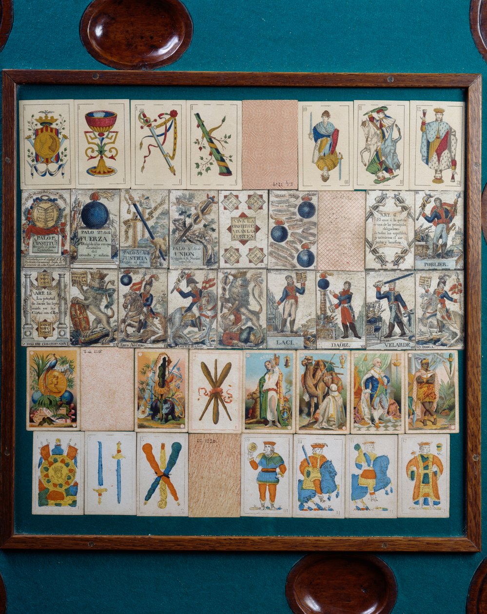 Cartas, detalle de mesa de cartas catalana, España de School Spanish