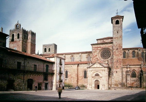 Vista de la Catedral desde la Plaza Mayor, construida entre 1150 y el siglo XIV de School Spanish