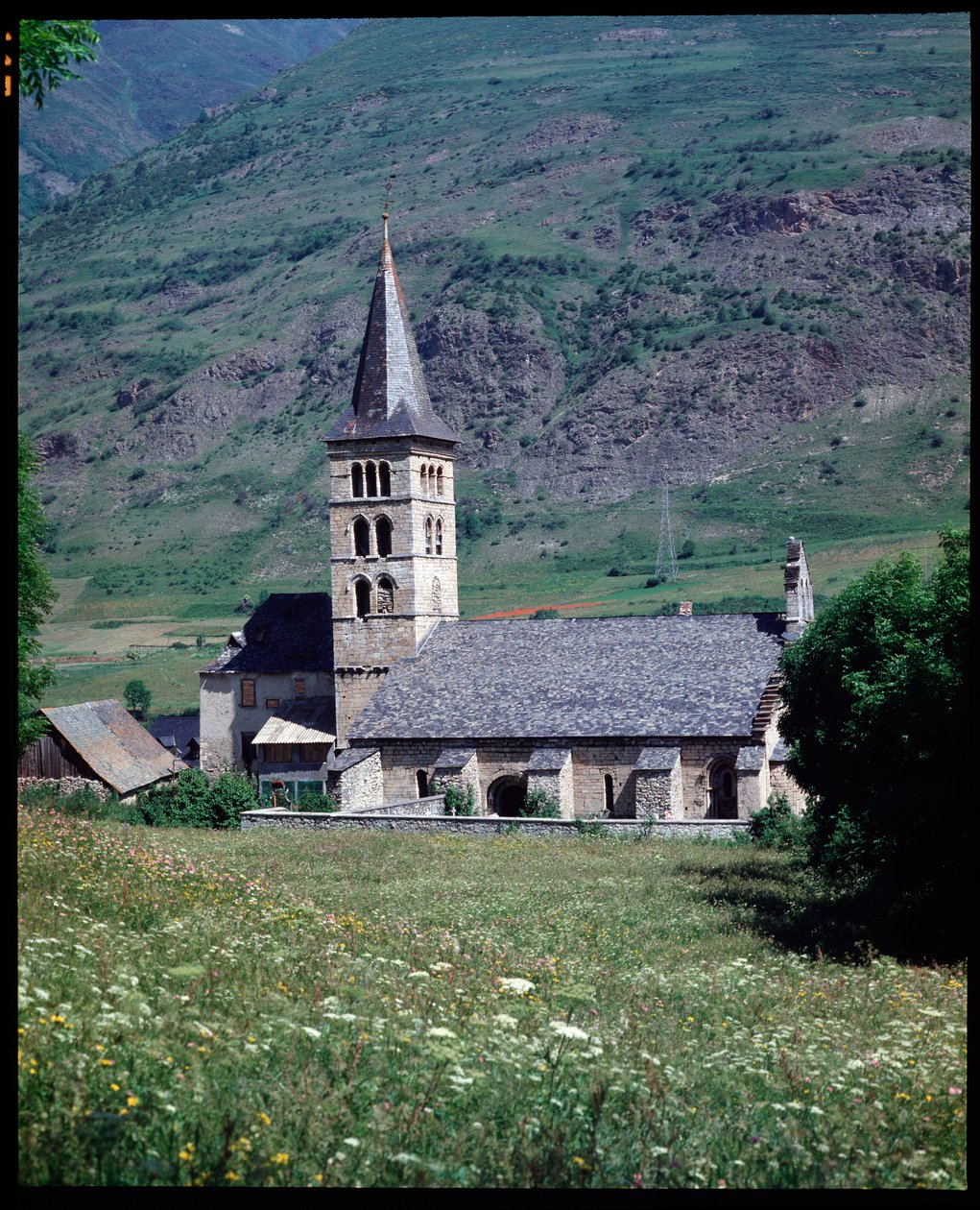 Vista de la iglesia de Santa María, Arties de School Spanish