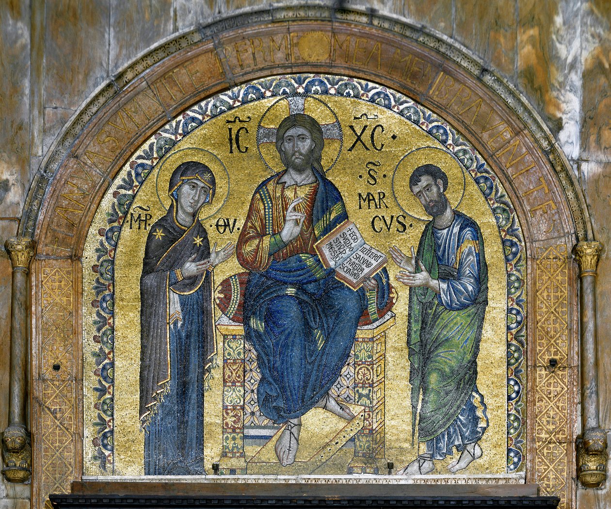 Arquitectura bizantina: Cristo en majestad (Cristo en gloria) entre la Virgen y San Marcos (Deesis), mosaicos realizados por artistas venecianos y rediseñados en el siglo XVI. Ábside. Basílica de San Marcos, Venecia de School Veneto Byzantine