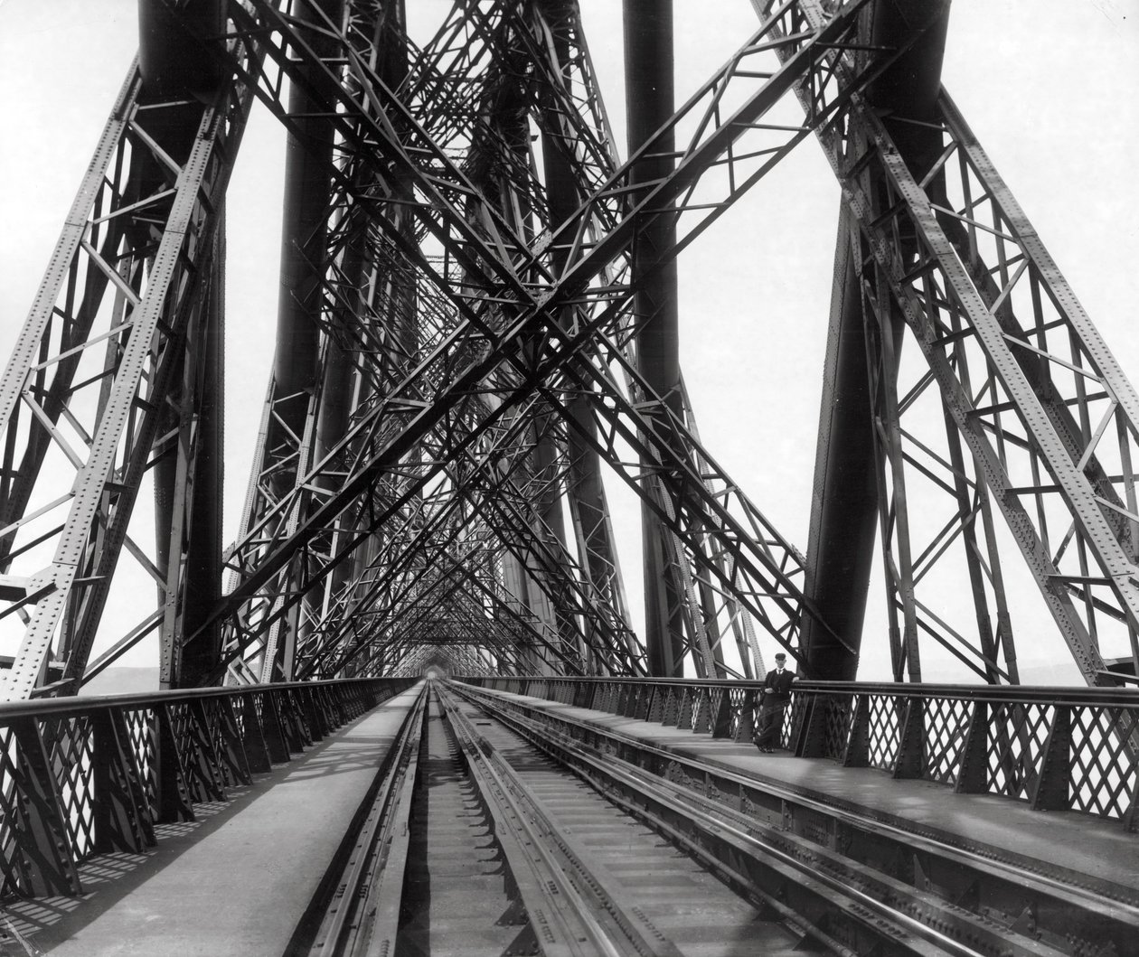 En el Puente Forth, c.1890 de Scottish Photographer
