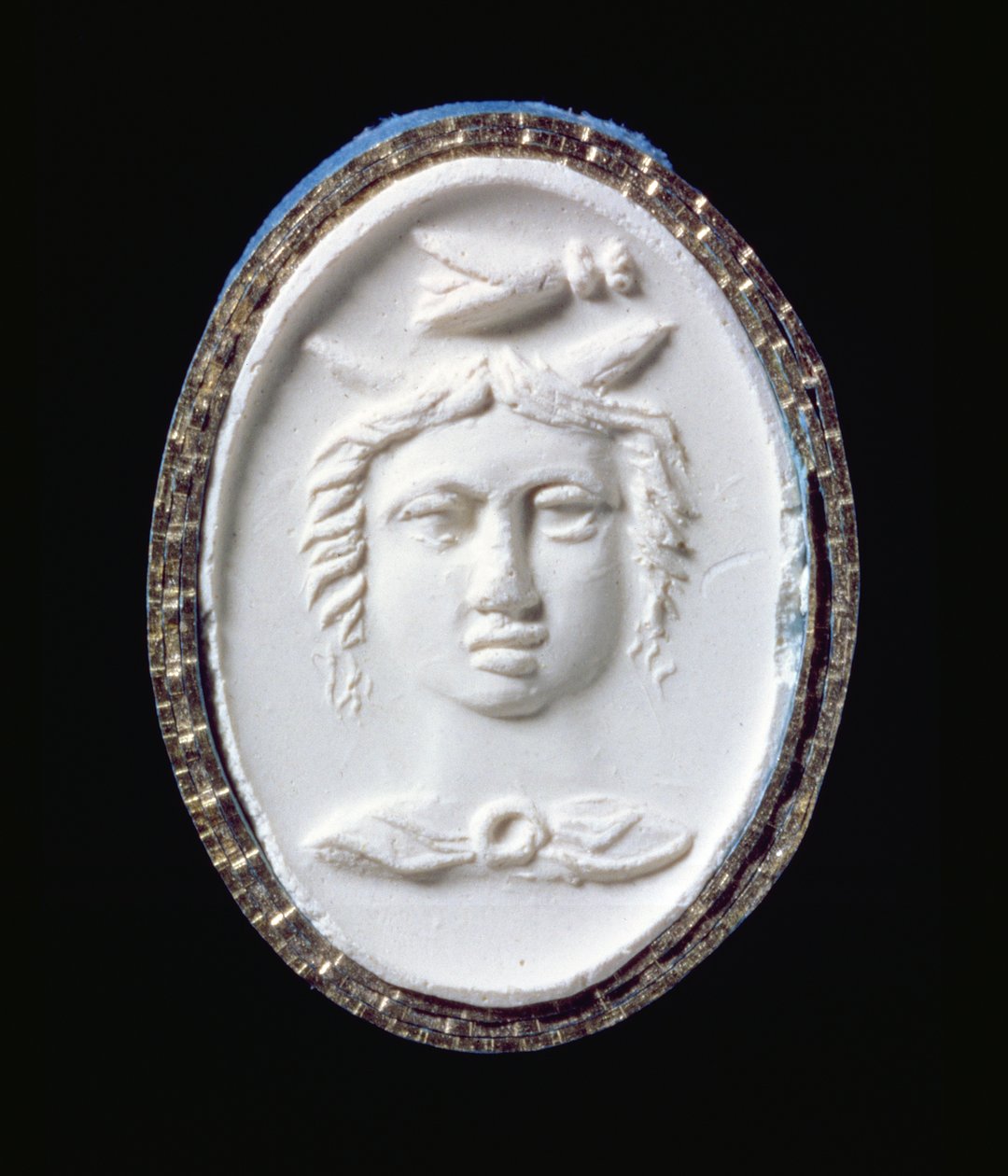 Impresión de un anillo de oro con una cabeza de frente de Scythian