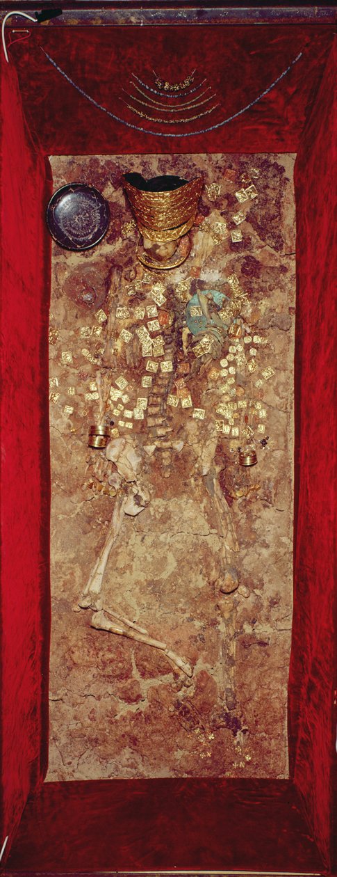 Momia con corona de oro y objetos funerarios de Scythian
