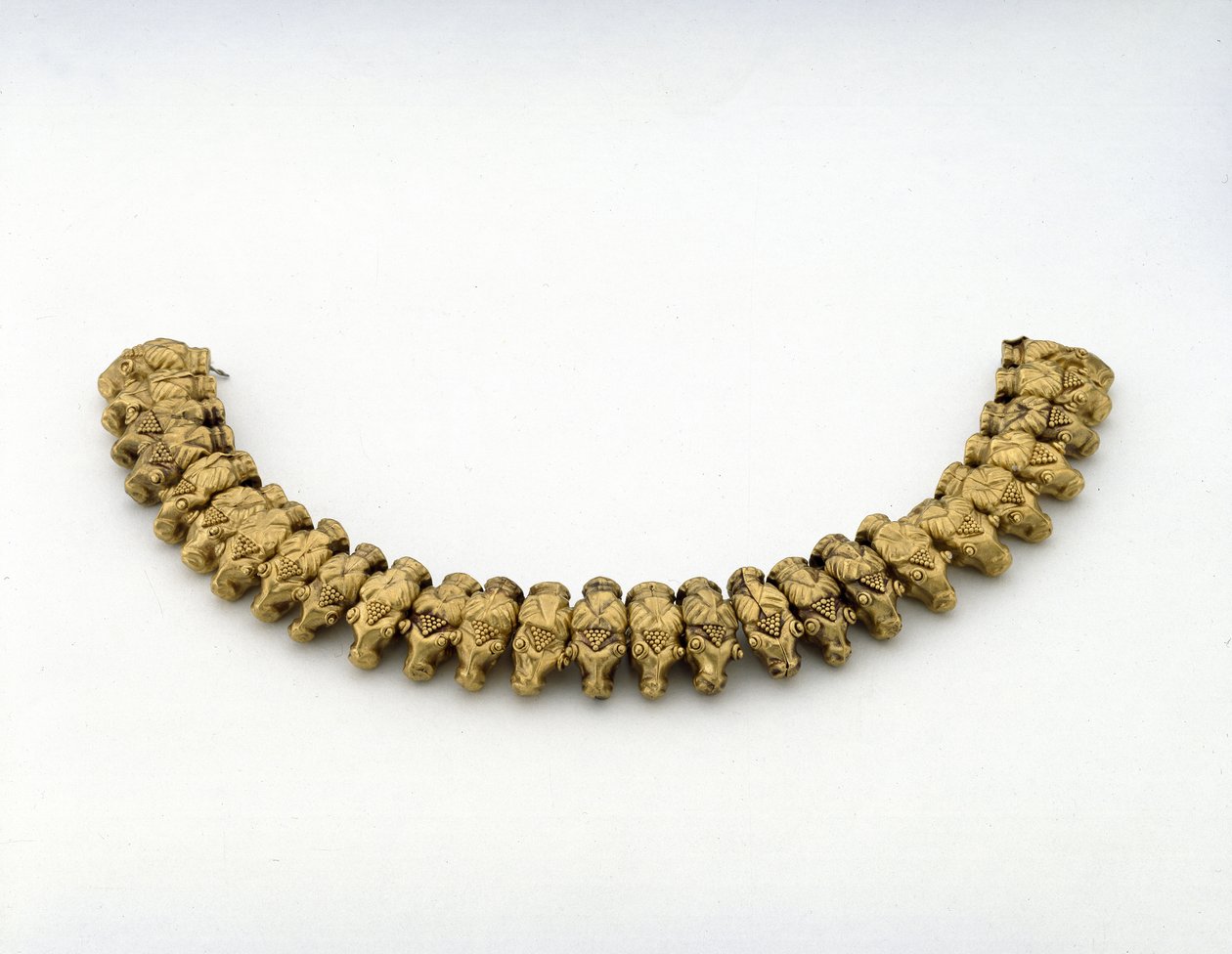 Collar de cabezas de carneros, de la Tumba II en Nymphaeum en Crimea (oro) de Scythian