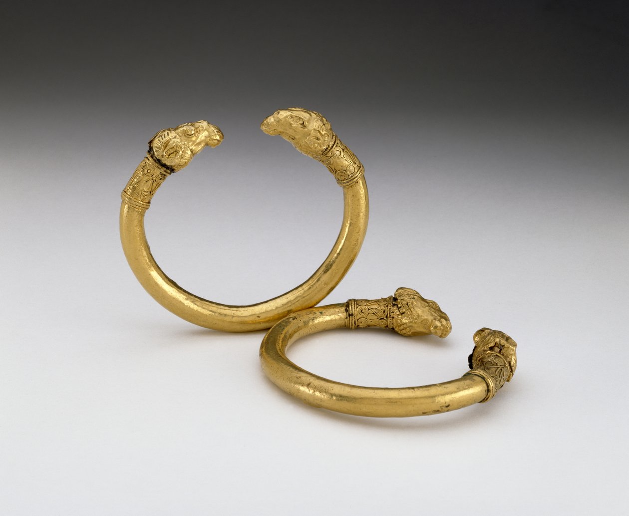 Par de brazaletes con terminales de cabeza de carnero (bronce y oro) de Scythian