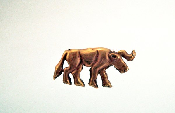 Toro en marcha, ornamento de un dosel funerario, finales del tercer milenio a.C. (oro) de Scythian