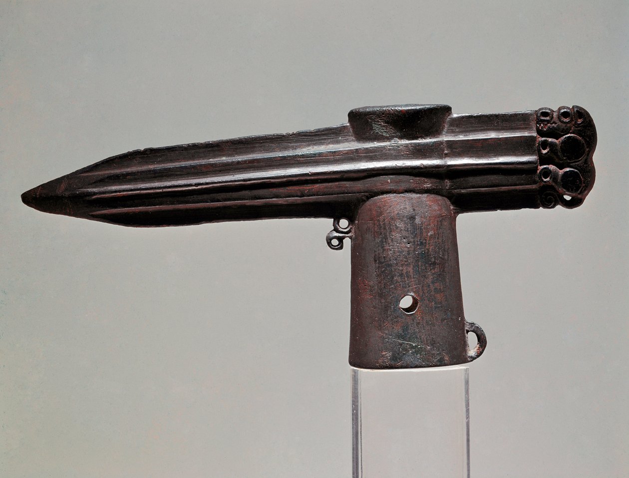 Arte escita: hacha de bronce de la región de Krasnoyark (Siberia y Altái). Siglos VII - II a.C. San Petersburgo, Museo del Hermitage de Scythian