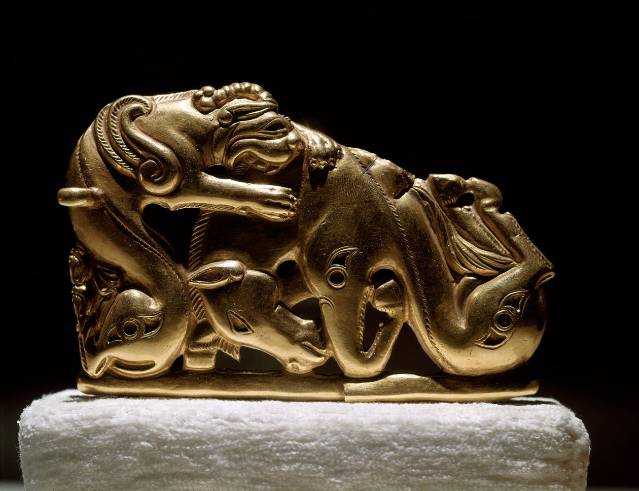 Arte escita: fíbula de cinturón de oro representando un grifo atacando a un caballo. De Chiliktin. Siglo V-IV a.C. de Scythian