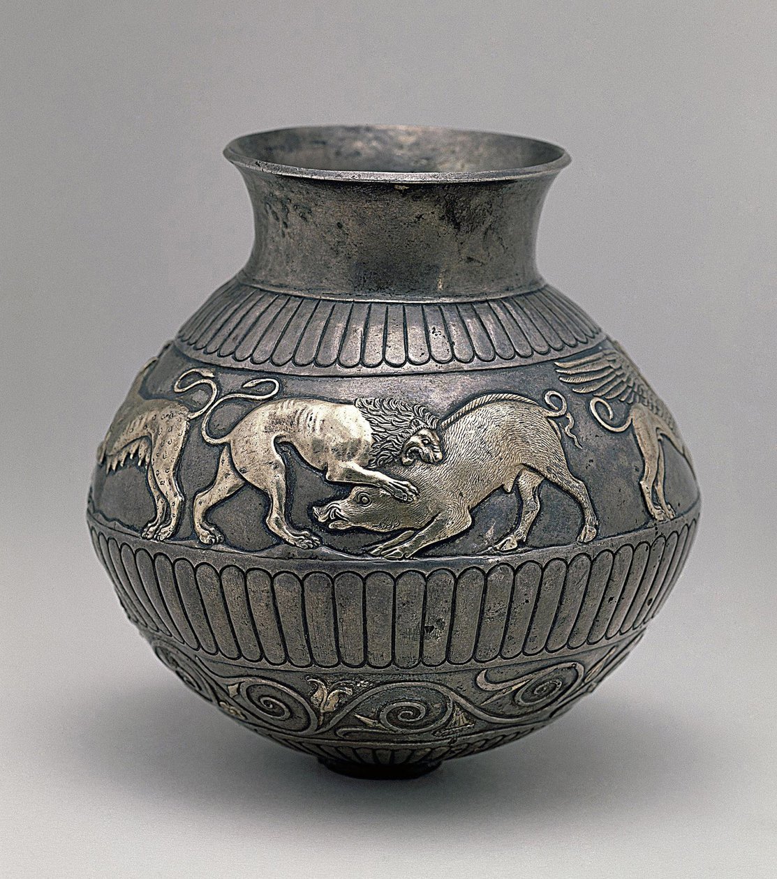 Arte escita: jarrón de plata del siglo IV a.C. decorado con una franja que representa un león atacando a un jabalí de Scythian