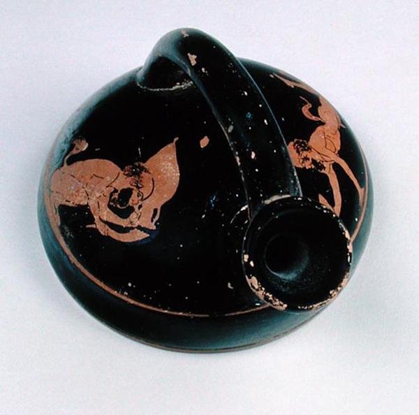 Áskos de figuras rojas ático, de la Tumba II en Nymphaeum en Crimea, c.430 a.C. (cerámica) de Scythian