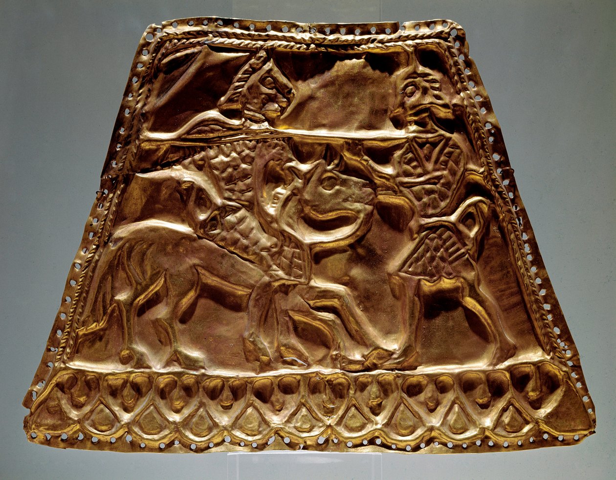 Lámina dorada mostrando a un jinete atacando a un guerrero con una lanza (arte escita, siglo V-III a.C.) de Scythian