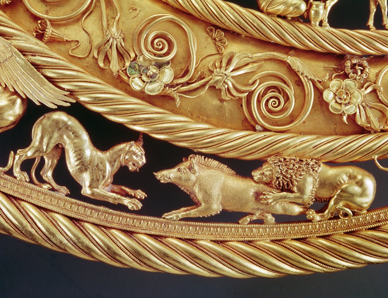 León y pantera atacando a un jabalí, Detalle de un pectoral de oro de Tovsta Mohyla (oro) de Scythian
