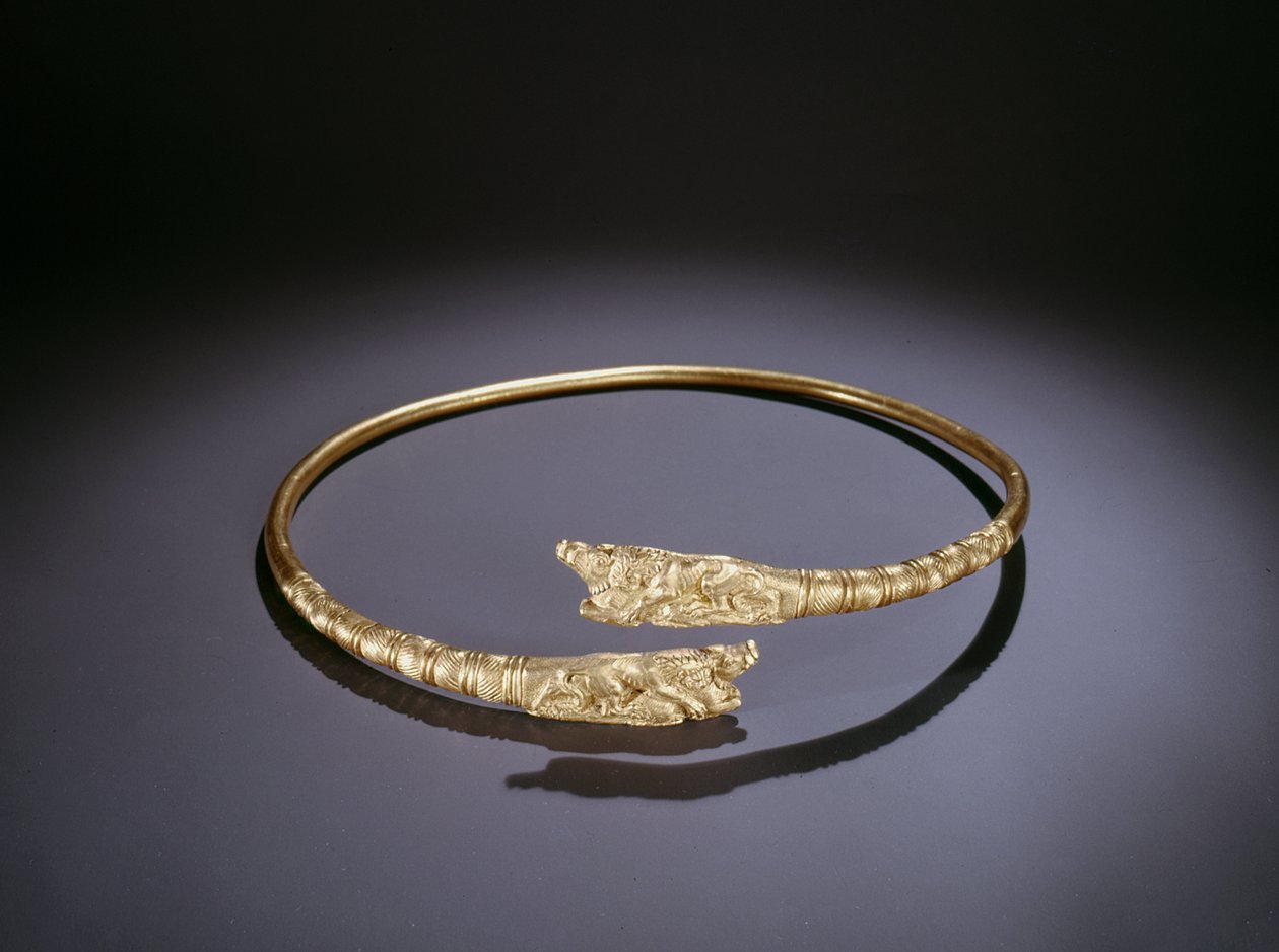 Torque con leones atacando jabalíes en los extremos de Scythian