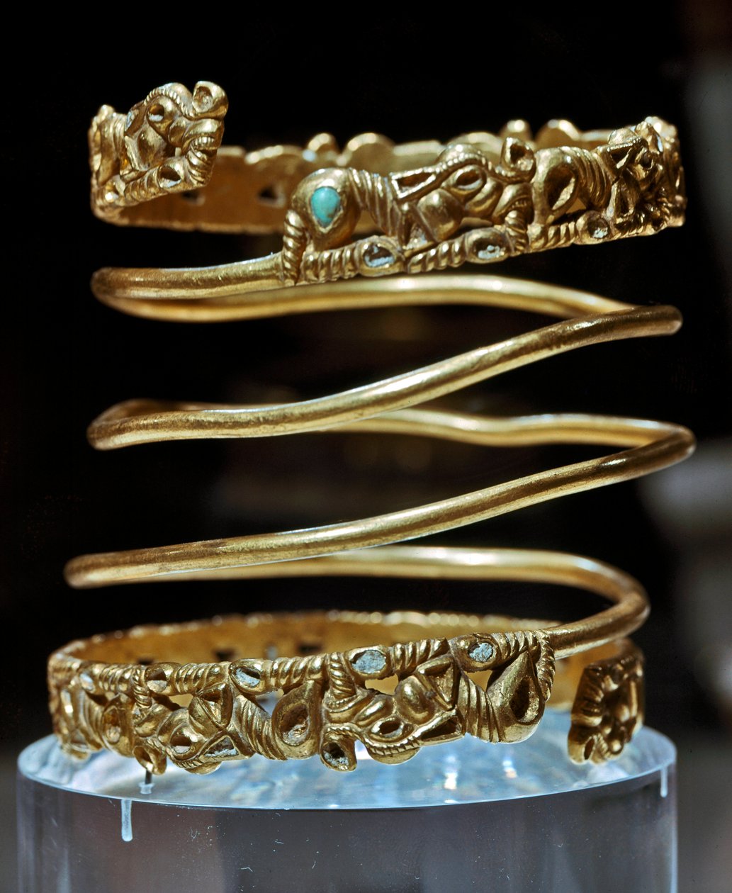 Arte escita: brazalete de oro y turquesa de la tribu Sármata, siglo II a.C. - siglo III d.C. de Scythian Scythian