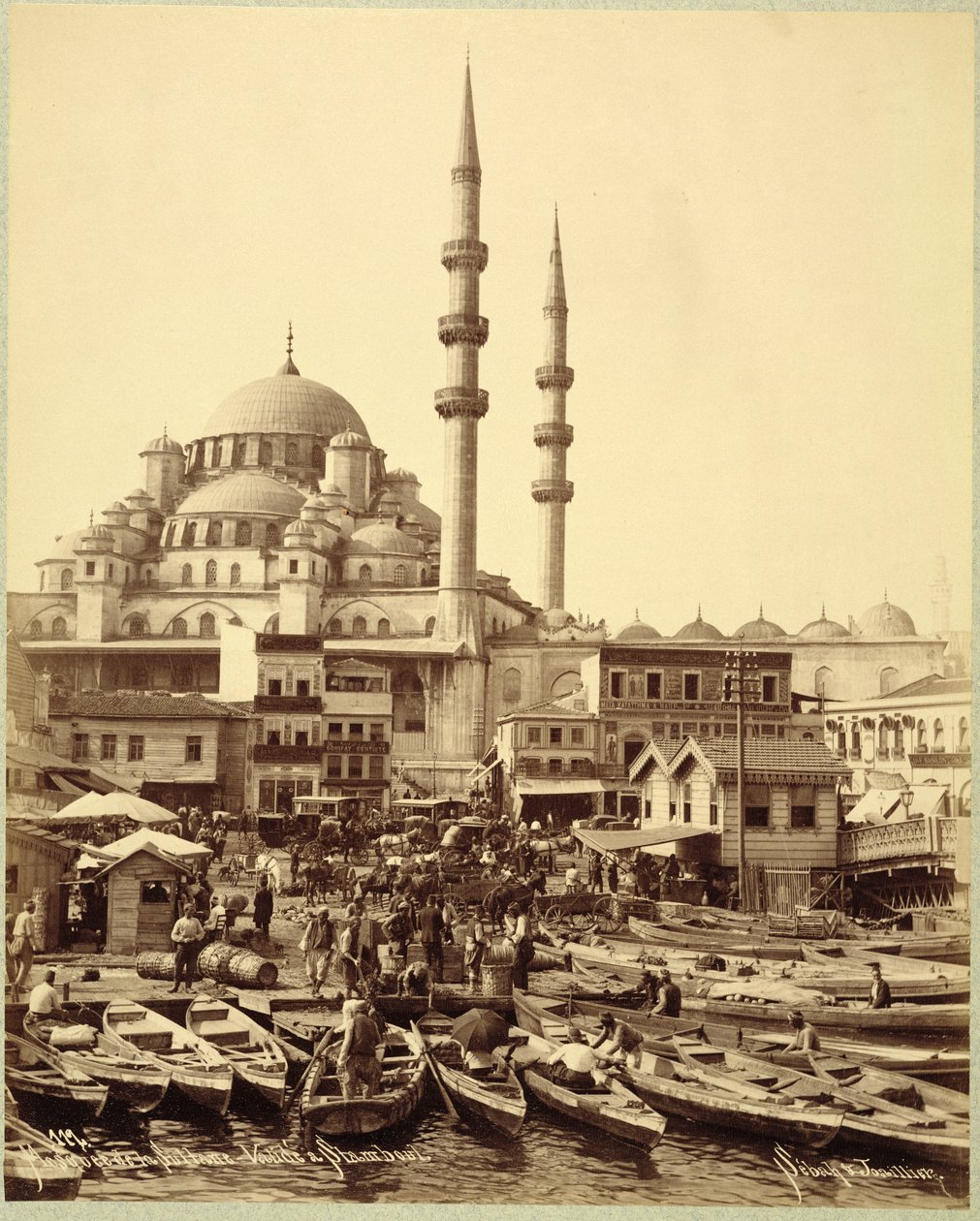 Mezquita de Santa Sofía y barcos de pesca en la orilla del Bósforo, Estambul, hacia 1890 (foto en blanco y negro) de Sebah and Joaillier