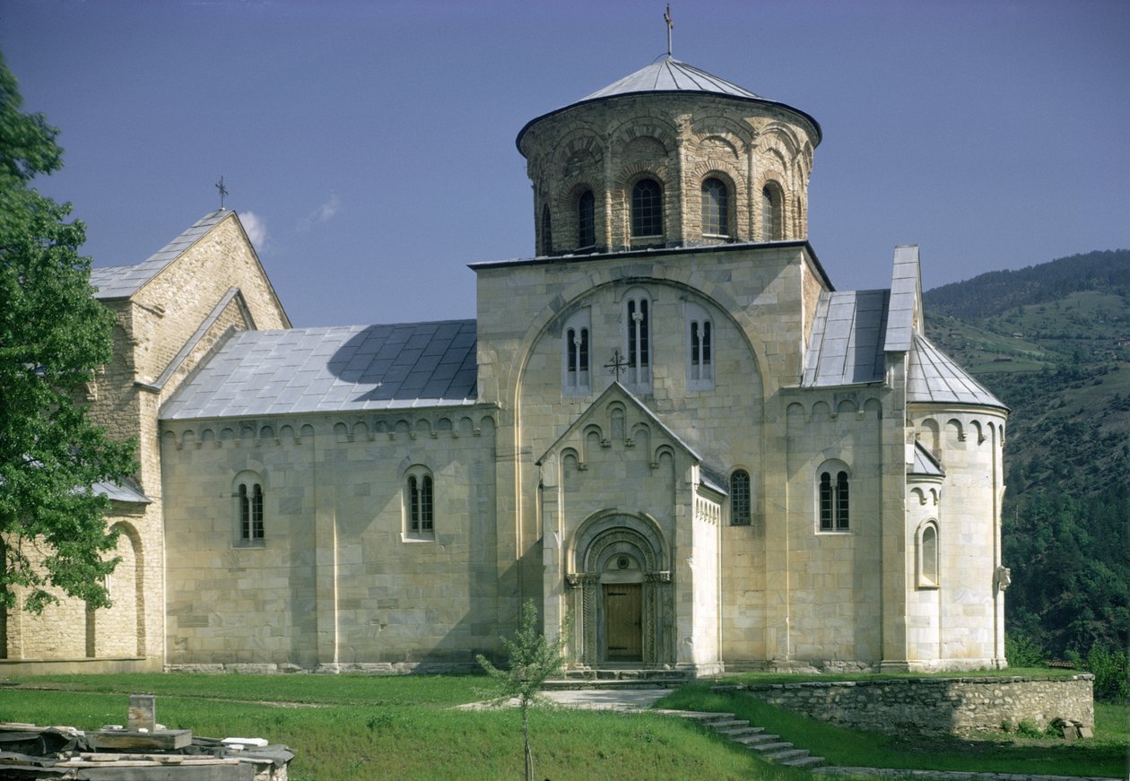 Vista sur de la Iglesia de Sveta Bogodorica de Serbian School