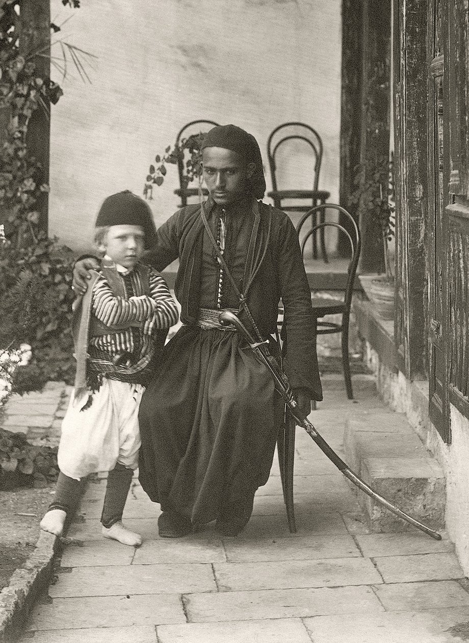 Guardia árabe (kawass otomano) con un niño en el jardín de una casa en el distrito de Judea de Jerusalén, 1867 de Sergeant Henry Phillips