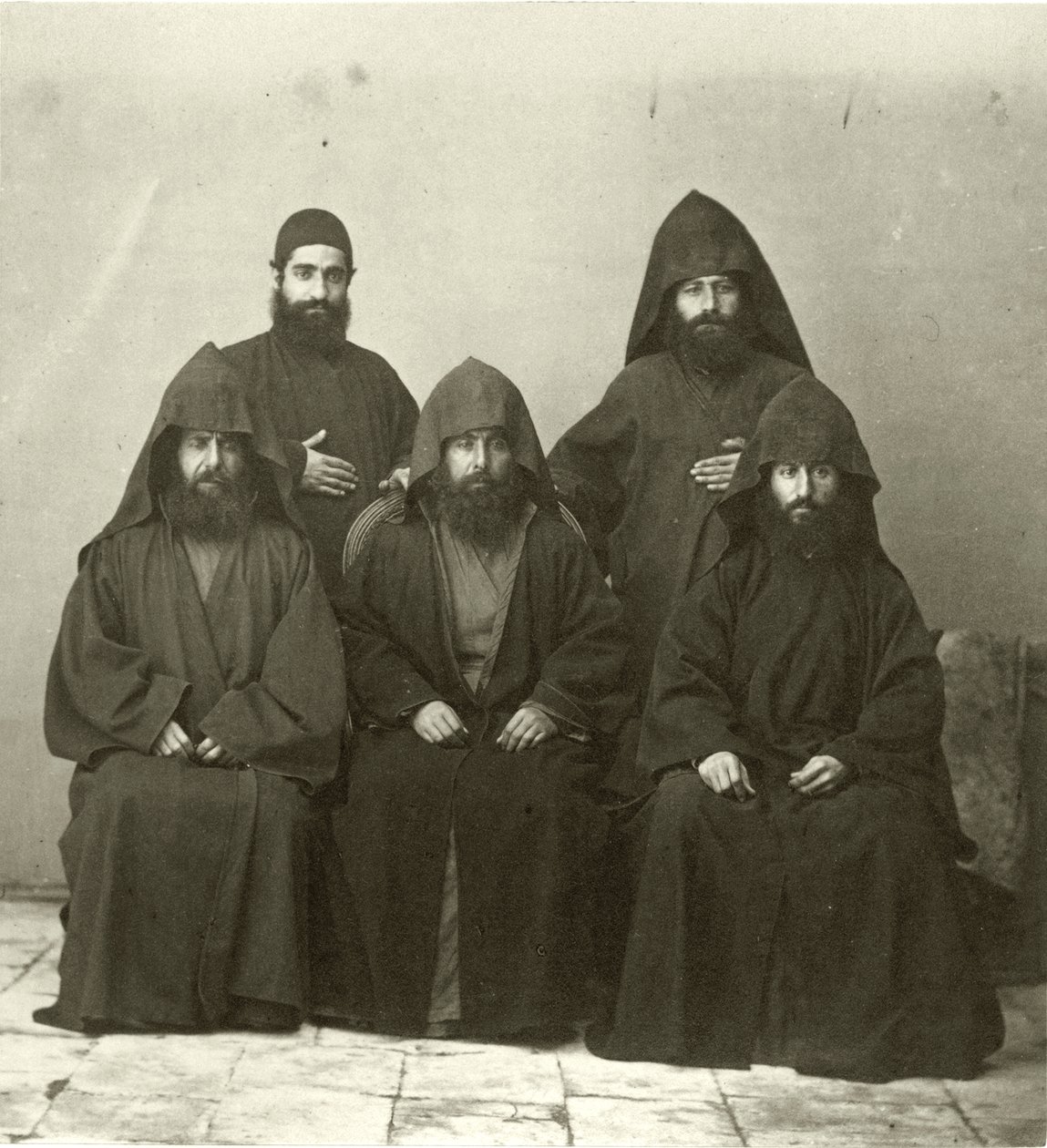 Grupo de 5 sacerdotes armenios en el patio del Hotel Mediterráneo, Jerusalén, 1867 de Sergeant Henry Phillips