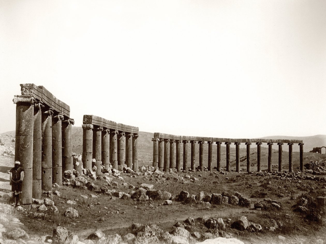 La plaza columnada ovalada desde el noroeste, Jerash, 1867 de Sergeant Henry Phillips
