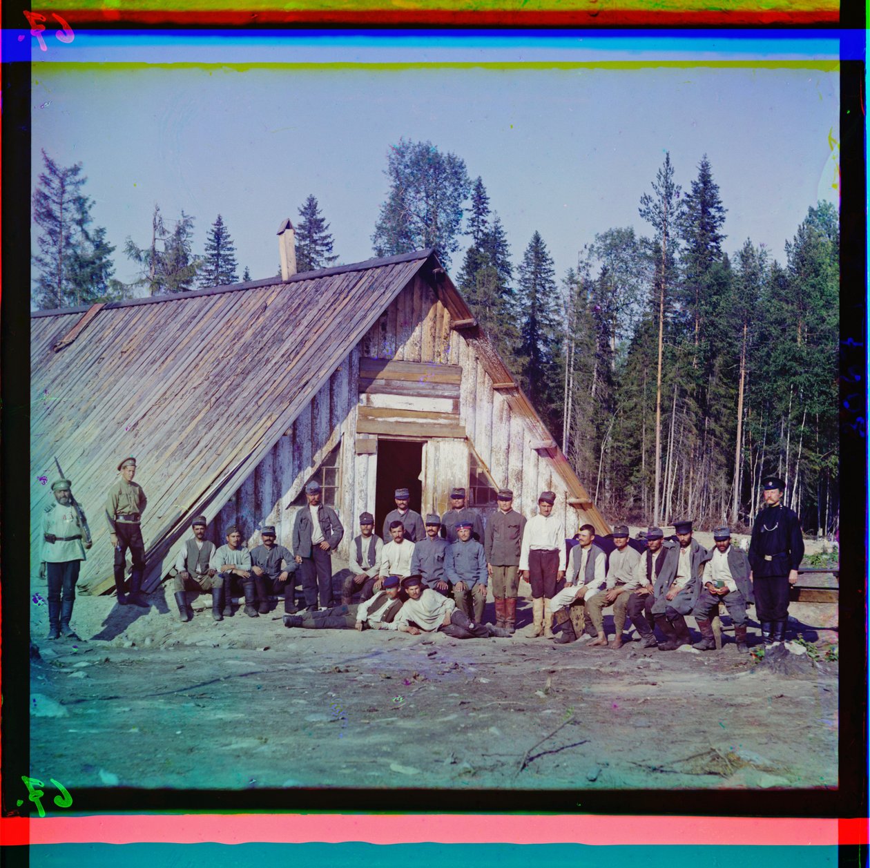 Prisioneros de guerra austriacos frente a sus barracones en Carelia después de la fallida ofensiva de invierno, Rusia, 1915 de Sergey Prokudin Gorsky
