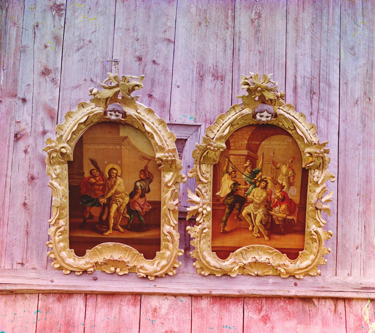Dos iconos en la iglesia de madera del Profeta Elías en Belozersk, 1905-1915 de Sergey Prokudin Gorsky
