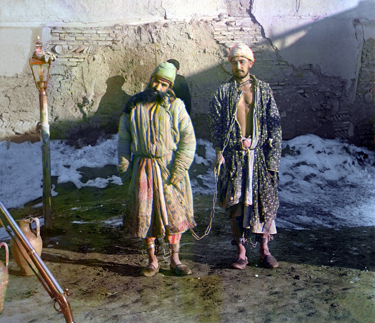 Dos prisioneros con grilletes y un guardia detrás de ellos, Imperio Ruso, entre 1905 y 1915 de Sergey Prokudin Gorsky