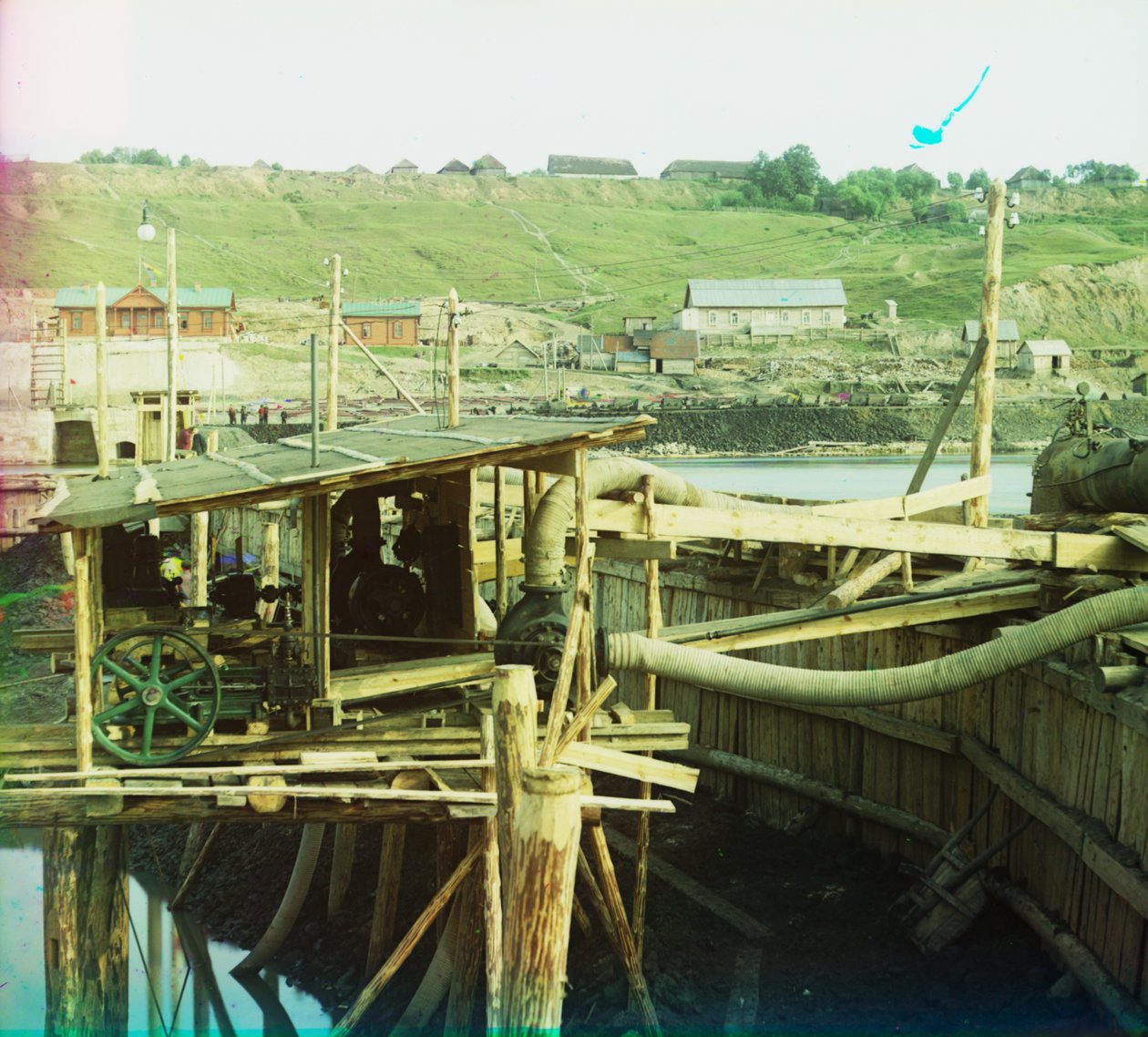 Bombas de agua en Kuzminskoe en el río Oka durante la construcción de una presa y esclusa, 1905-1915 de Sergey Prokudin Gorsky