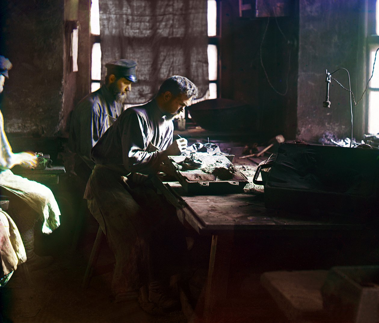 Trabajadores moldeando una fundición artística en las Obras de Hierro de Kasli, Montes Urales, Imperio Ruso, 1910 de Sergey Prokudin Gorsky