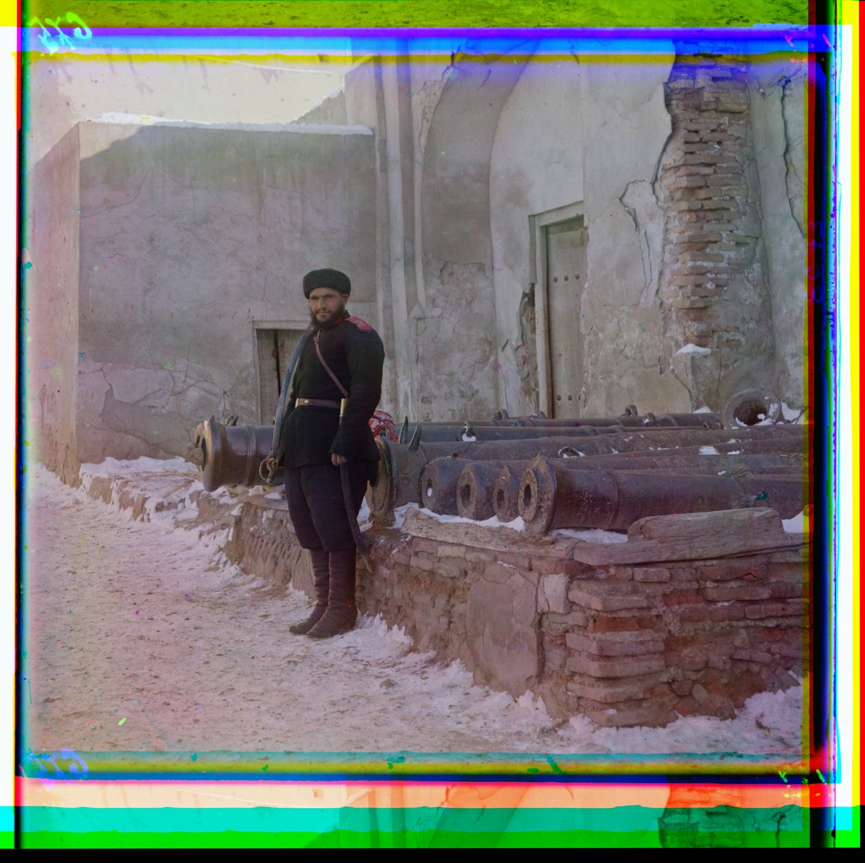 Un soldado ruso hace guardia en un palacio junto a viejos cañones en Bukhara, 1915 de Sergey Prokudin Gorsky