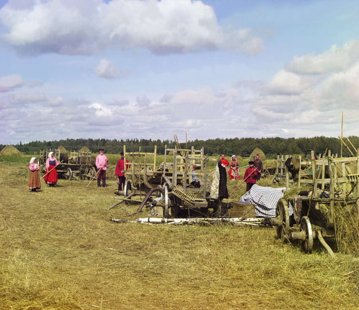 Campesinos haciendo heno, cerca del tiempo de descanso, Imperio Ruso, 1909 de Sergey Prokudin Gorsky
