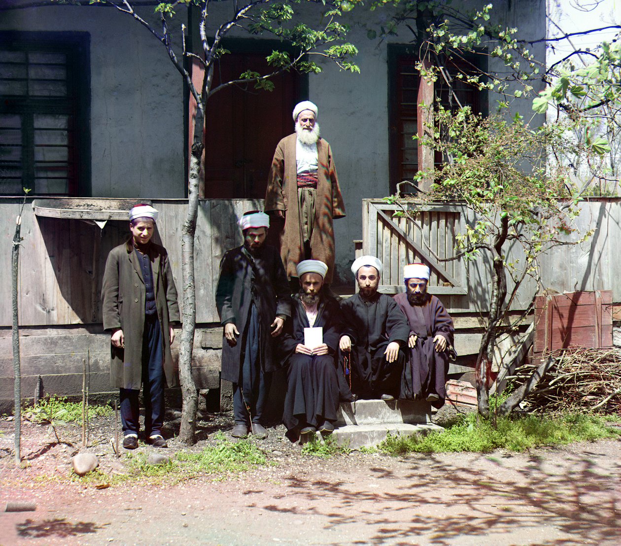 Seis hombres frente a una casa, Cáucaso y área del Mar Negro, Imperio Ruso, entre 1905 y 1915 de Sergey Prokudin Gorsky